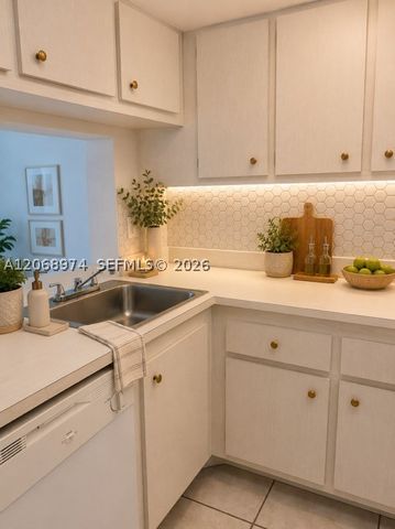 9440 Poinciana Pl 404, Davie, FL 33324