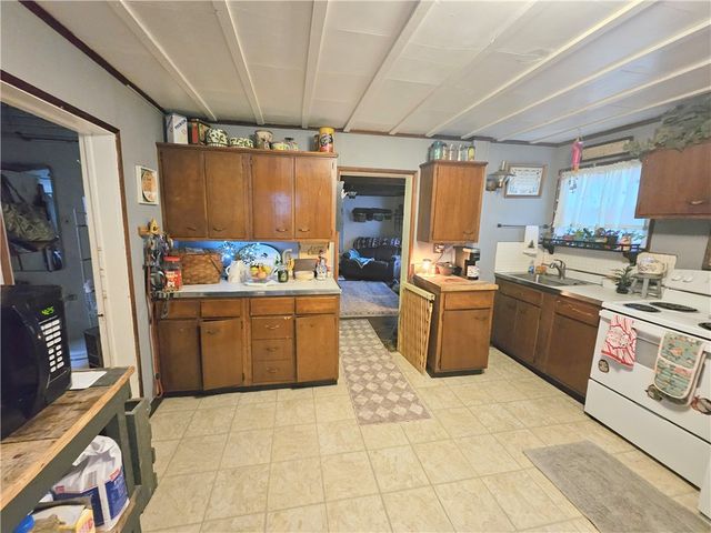 302 W Cooper St, Slippery Rock Boro, PA 16057