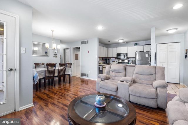 1102 DIAMOND DR, Newtown, PA 18940