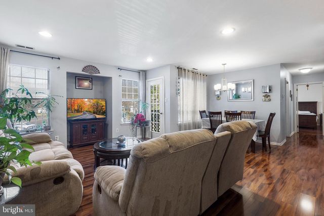 1102 DIAMOND DR, Newtown, PA 18940