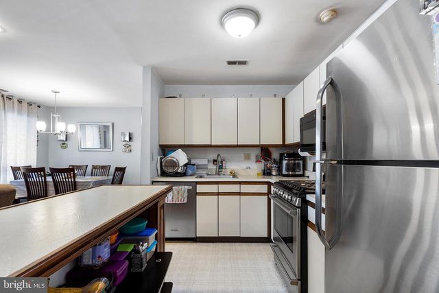 1102 DIAMOND DR, Newtown, PA 18940