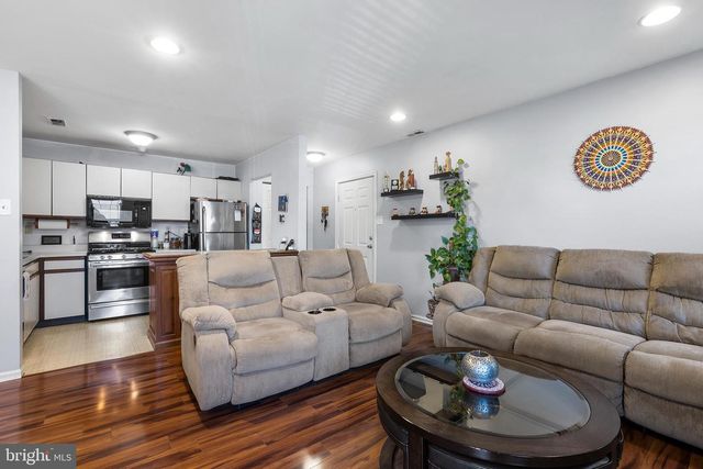 1102 DIAMOND DR, Newtown, PA 18940