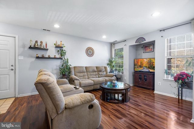 1102 DIAMOND DR, Newtown, PA 18940