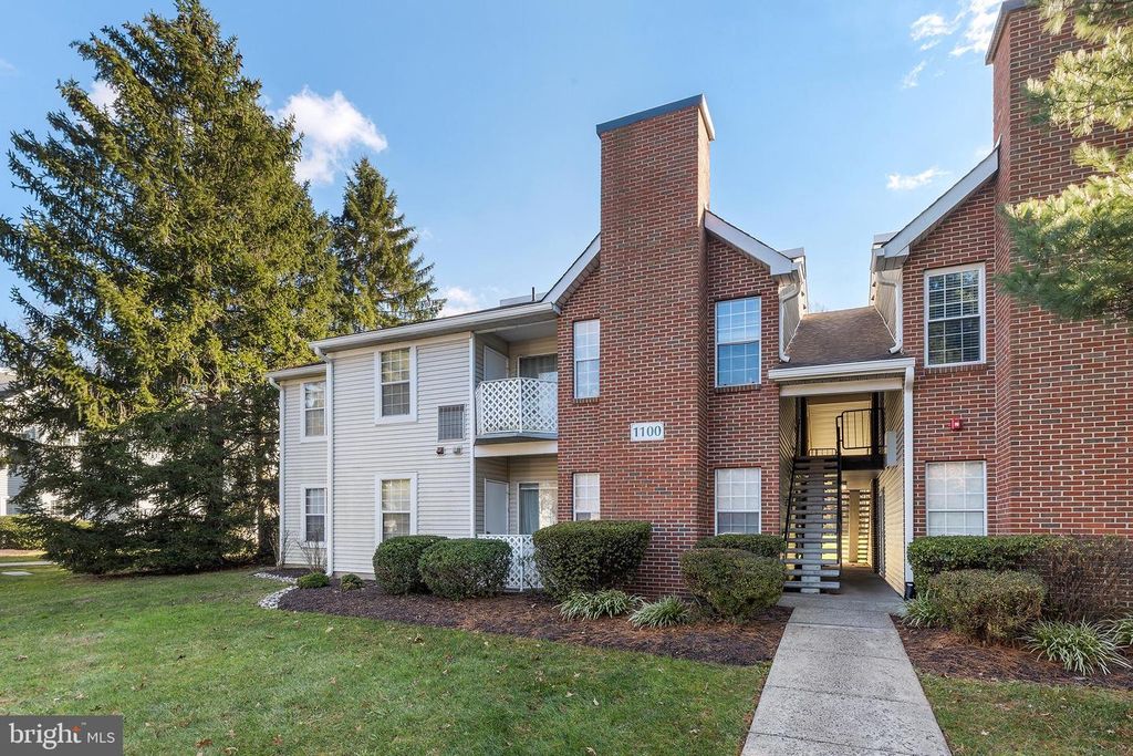 1102 DIAMOND DR, Newtown, PA 18940