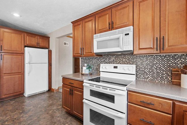 619 TAYLOR STREET, Little Chute, WI 54140