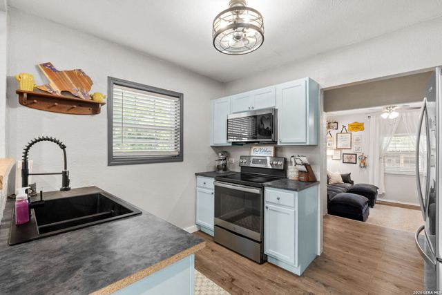 1214 London St, Castroville, TX 78009