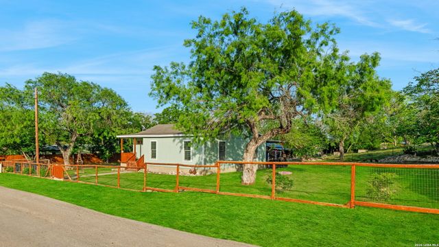1214 London St, Castroville, TX 78009