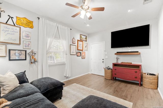 1214 London St, Castroville, TX 78009