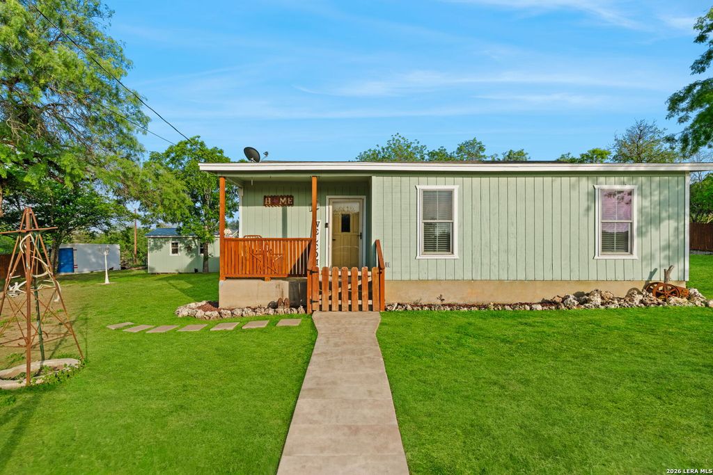 1214 London St, Castroville, TX 78009