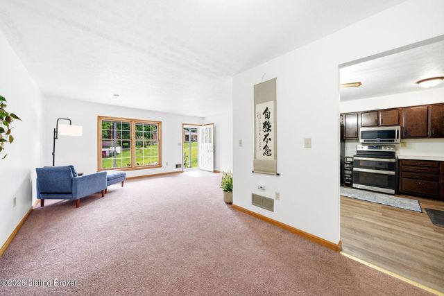7404 Royalwood Dr, Louisville, KY 40214