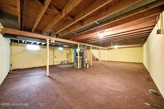 7404 Royalwood Dr, Louisville, KY 40214