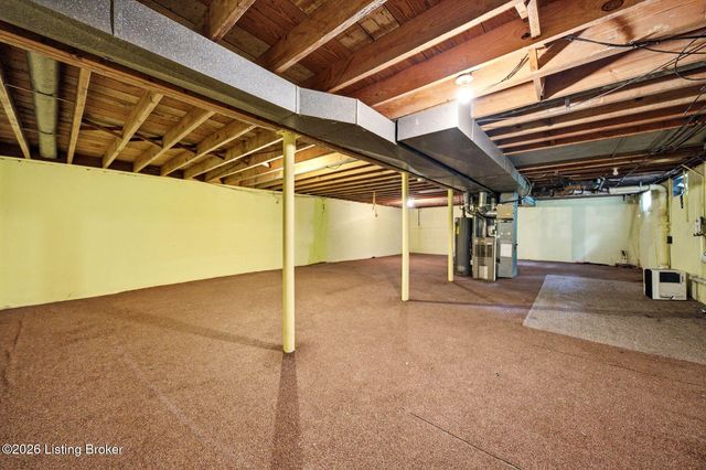 7404 Royalwood Dr, Louisville, KY 40214