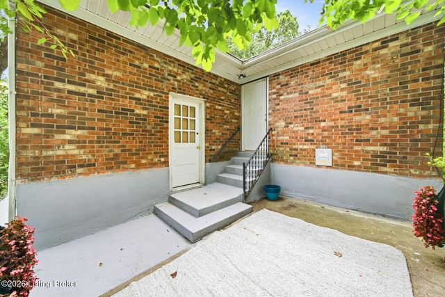 7404 Royalwood Dr, Louisville, KY 40214