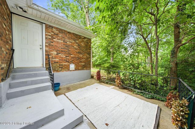 7404 Royalwood Dr, Louisville, KY 40214