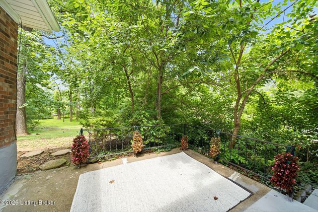 7404 Royalwood Dr, Louisville, KY 40214