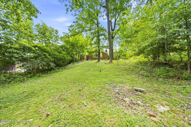 7404 Royalwood Dr, Louisville, KY 40214