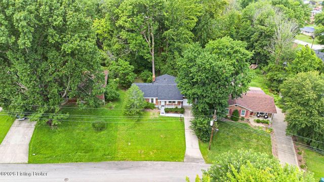 7404 Royalwood Dr, Louisville, KY 40214