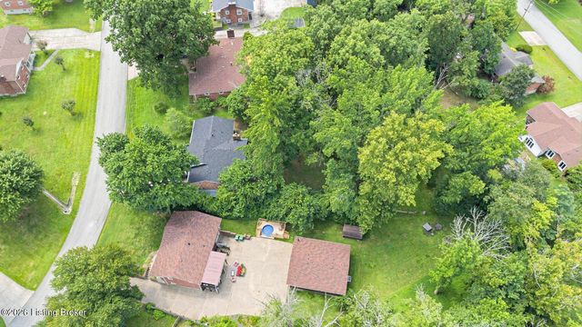 7404 Royalwood Dr, Louisville, KY 40214