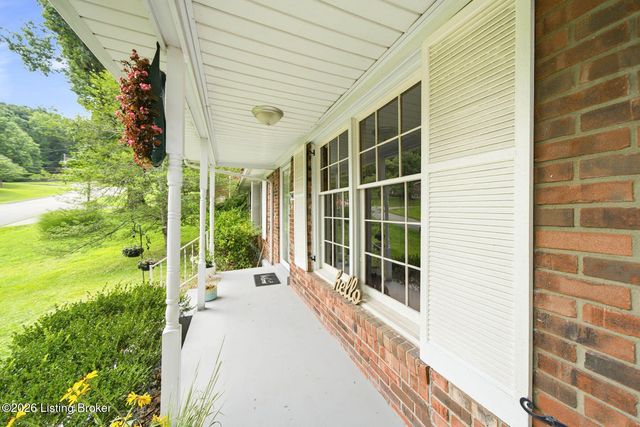 7404 Royalwood Dr, Louisville, KY 40214