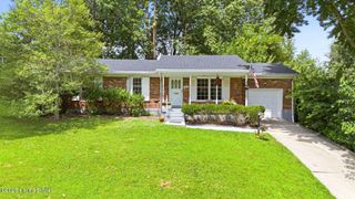 7404 Royalwood Dr, Louisville, KY 40214
