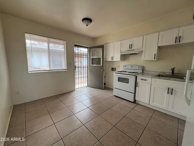 8321 N 61st Avenue 2, Glendale, AZ 85302