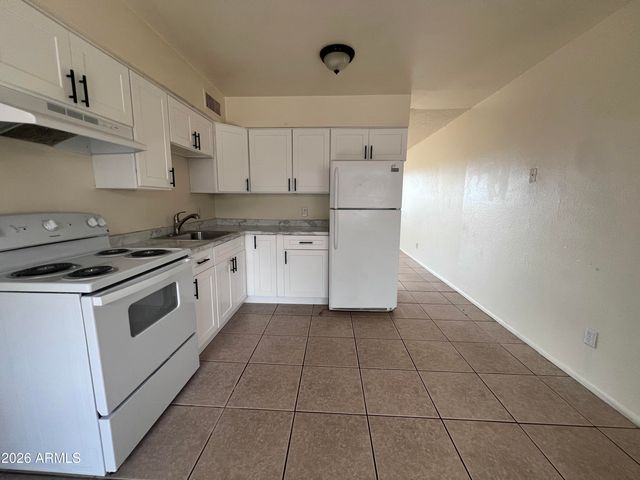 8321 N 61st Avenue 2, Glendale, AZ 85302