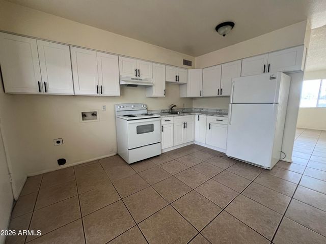 8321 N 61st Avenue 2, Glendale, AZ 85302