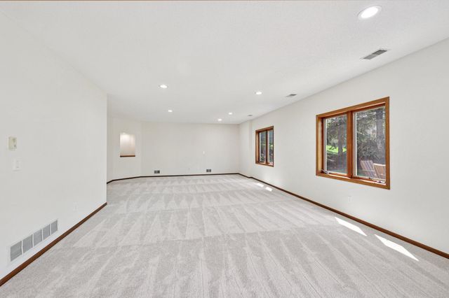 10175 Powers Lake Trail, Woodbury, MN 55129
