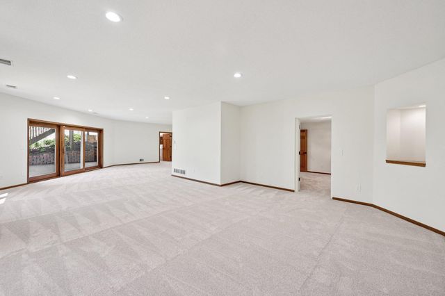 10175 Powers Lake Trail, Woodbury, MN 55129