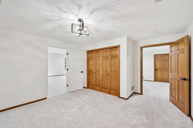 10175 Powers Lake Trail, Woodbury, MN 55129