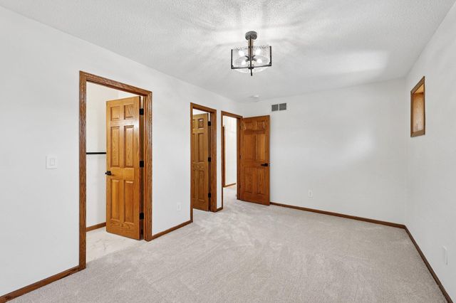 10175 Powers Lake Trail, Woodbury, MN 55129