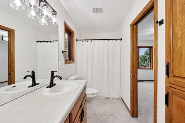 10175 Powers Lake Trail, Woodbury, MN 55129