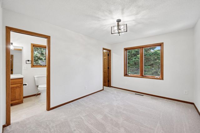 10175 Powers Lake Trail, Woodbury, MN 55129
