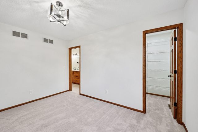 10175 Powers Lake Trail, Woodbury, MN 55129