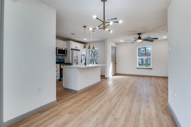 918 SW 4th Street, Grand Prairie, TX 75051