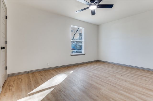 918 SW 4th Street, Grand Prairie, TX 75051