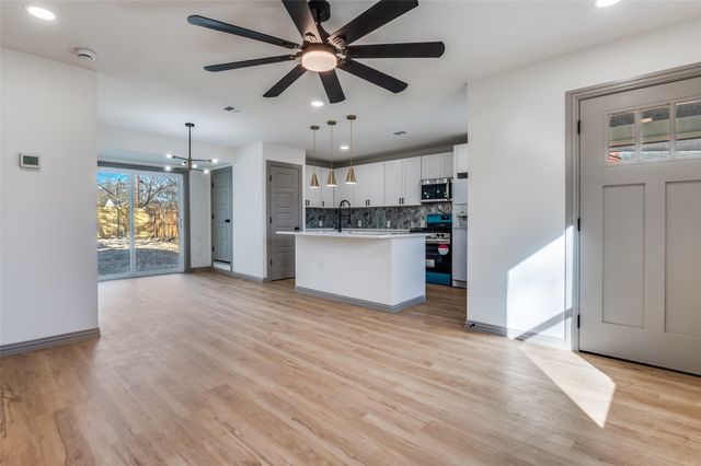 918 SW 4th Street, Grand Prairie, TX 75051