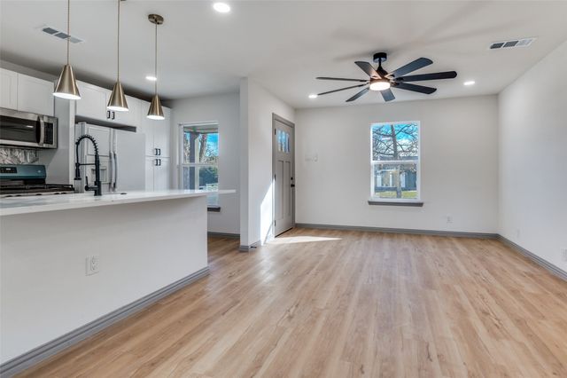 918 SW 4th Street, Grand Prairie, TX 75051