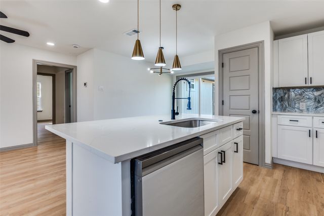 918 SW 4th Street, Grand Prairie, TX 75051