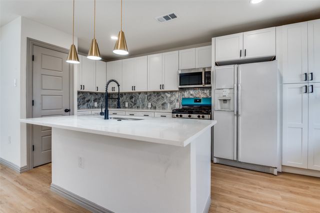 918 SW 4th Street, Grand Prairie, TX 75051