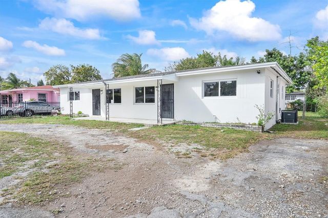 1061 NW 108 ter 1063, Miami, FL 33168