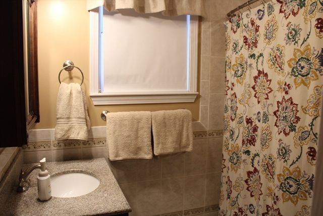 18 Knollwood Rd, Tewksbury, MA 01876