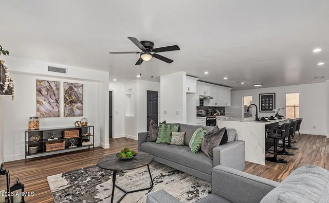 4233 E RAVEN Road, Phoenix, AZ 85044