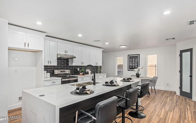 4233 E RAVEN Road, Phoenix, AZ 85044