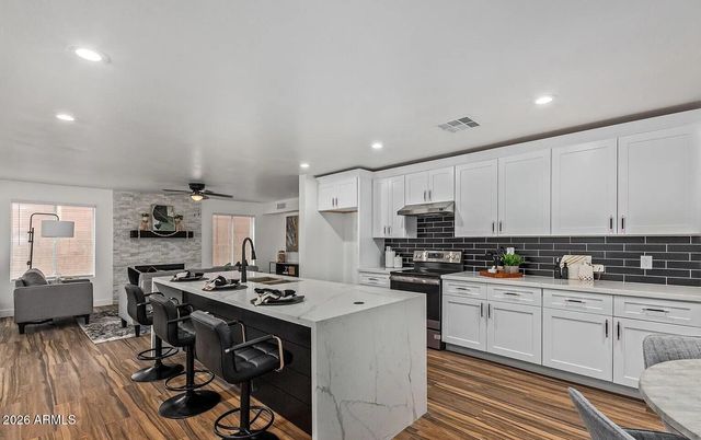 4233 E RAVEN Road, Phoenix, AZ 85044