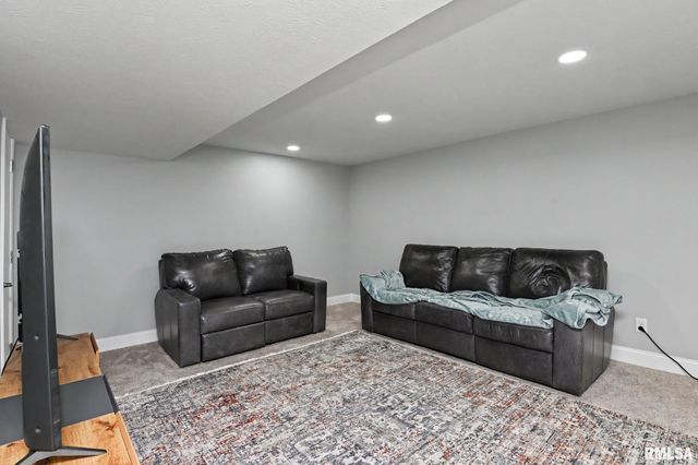 3105 BLOOMINGTON Road, East Peoria, IL 61611
