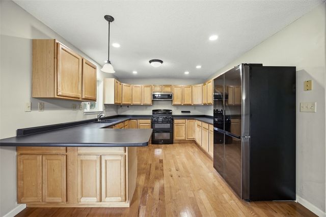 325 Hillview Dr, Marion, IA 52302