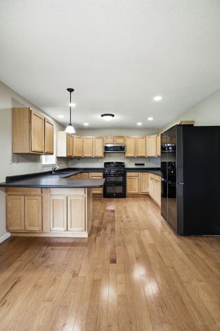 325 Hillview Dr, Marion, IA 52302