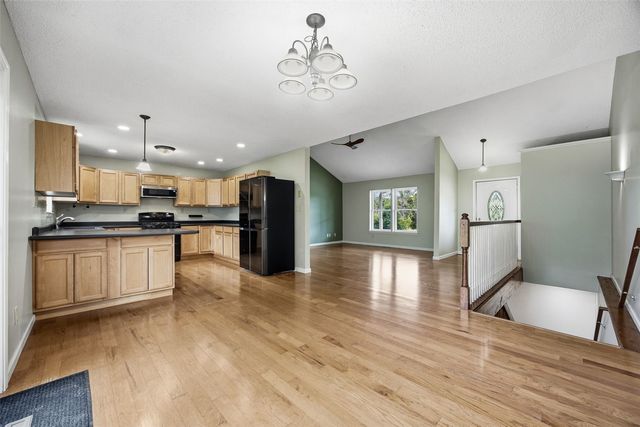 325 Hillview Dr, Marion, IA 52302