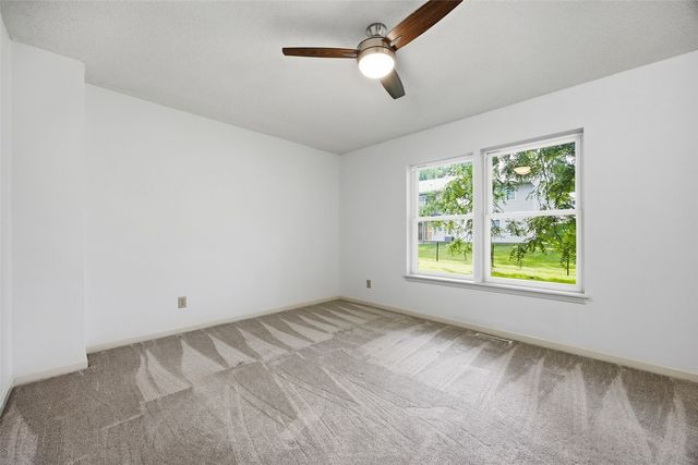 325 Hillview Dr, Marion, IA 52302